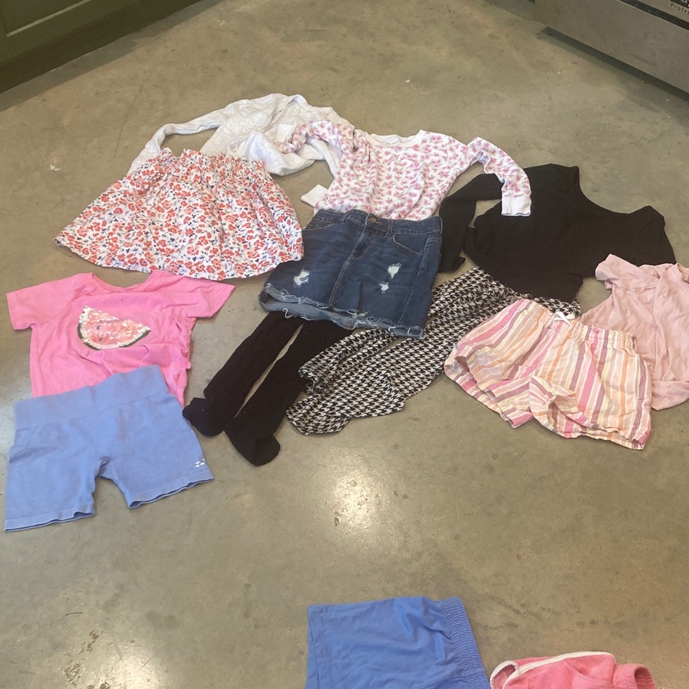 5 outfits. Girls 8 med. Kissy kissy cat & Jack etc. Cute. Great buy.